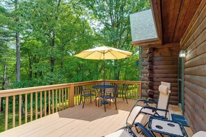 Outdoor dining - Wingspan Cabin (Keedysville)