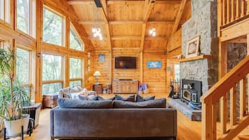 Televisión, chimenea, futbolito y oficina