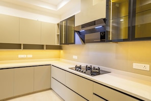 冷蔵庫、電子レンジ、オーブン、食器洗い機