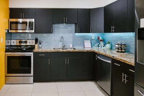 Fridge, microwave, oven, stovetop - Casa del Sol Your Tropical Escape Private Pool (Pompano Beach)