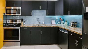 Réfrigérateur, micro-ondes, four, plaque de cuisson