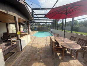 Una piscina al aire libre, una piscina climatizada