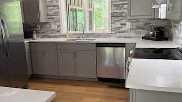 Mikrovågsugn, ugn, spishäll och diskmaskin