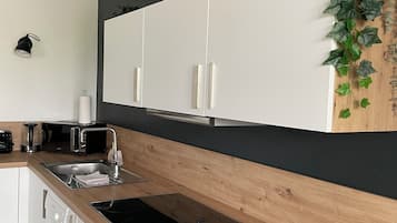 Een microgolfoven, een oven, een kookplaat, een vaatwasser