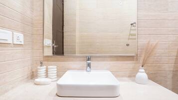 Studio, Stadtblick | Badezimmer | Dusche, kostenlose Toilettenartikel, Hausschuhe, Handtücher