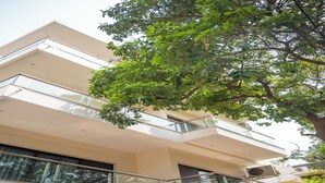 Un edificio de varios pisos con balcones y ventanas amplias.