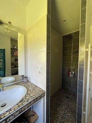 Shower, hair dryer, towels, soap - House with private pool surrounded by oak trees. IDEAL for sharing with family and friends (Lafrançaise)