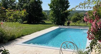House with private pool surrounded by oak trees. IDEAL for sharing with family and friends