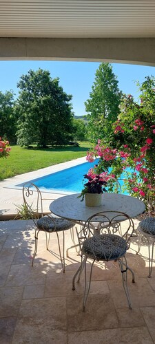 House with private pool surrounded by oak trees. IDEAL for sharing with family and friends