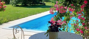 House with private pool surrounded by oak trees. IDEAL for sharing with family and friends