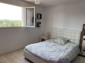 5 bedrooms, iron/ironing board, free WiFi, bed sheets