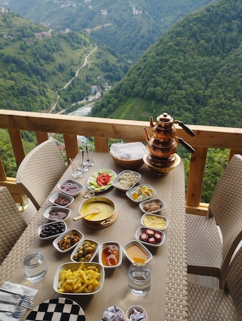 Free daily local cuisine breakfast . Bakakal Suit Bungalov