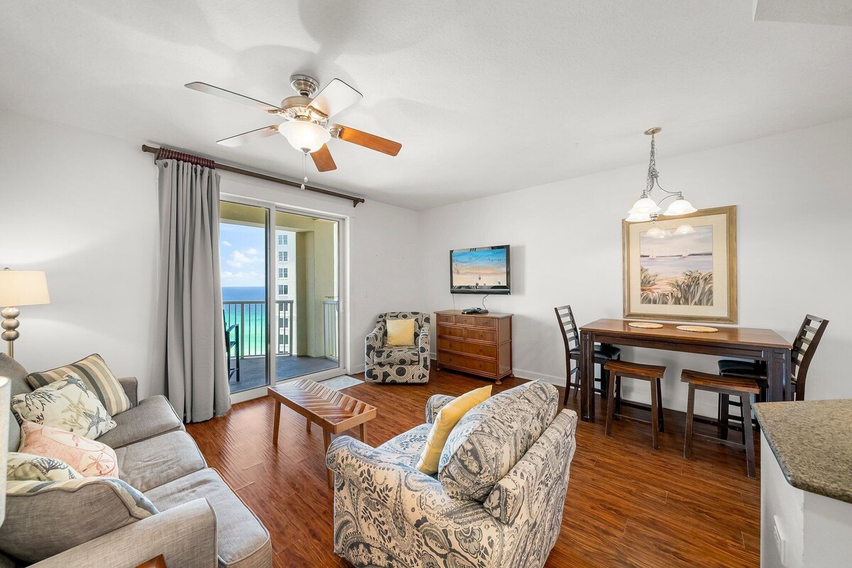 Pet Friendly! 1/2 Sleeps 6! Cozy beach getaway!