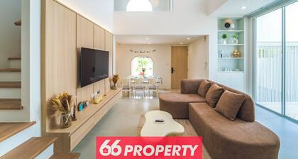 Minimal Luxury 4 Bedroom Home - Walk to Shopping and Supermarket.