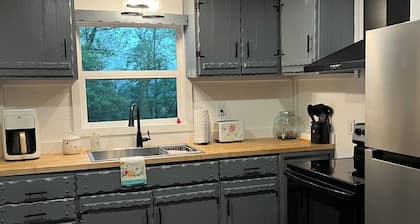 Noisy creekfront cabin in Marble! Pet friendly! Close to the casino