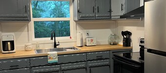 Noisy creekfront cabin in Marble! Pet friendly! Close to the casino