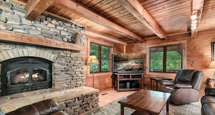 5-Bedroom Cabin with Private Seasonal Pool and Hot Tub