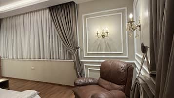 Apartment, 1 Bedroom, Accessible, Smoking | Living room