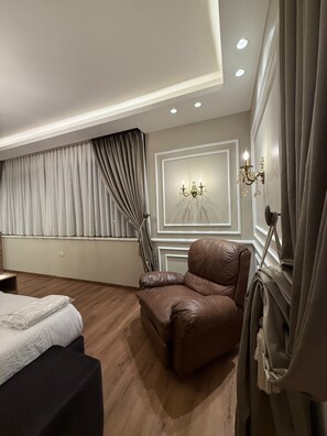 Apartment, 1 Bedroom, Accessible, Smoking | Living room
