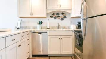 Fridge, microwave, stovetop, dishwasher