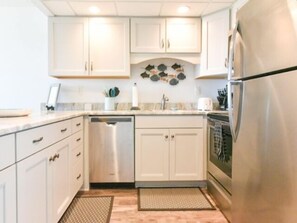 Kühlschrank, Mikrowelle, Herdplatte, Geschirrspüler