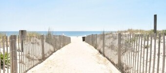 2 Bedroom 2 Bath direct ocean front condo* wifi * Central AC * Elevator building