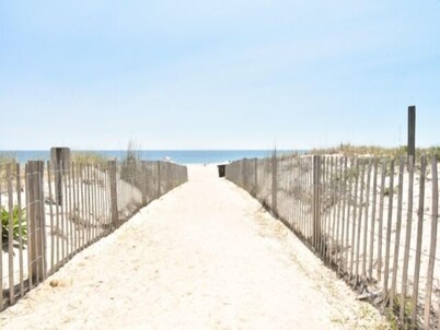 2 Bedroom 2 Bath direct ocean front condo* wifi * Central AC * Elevator building