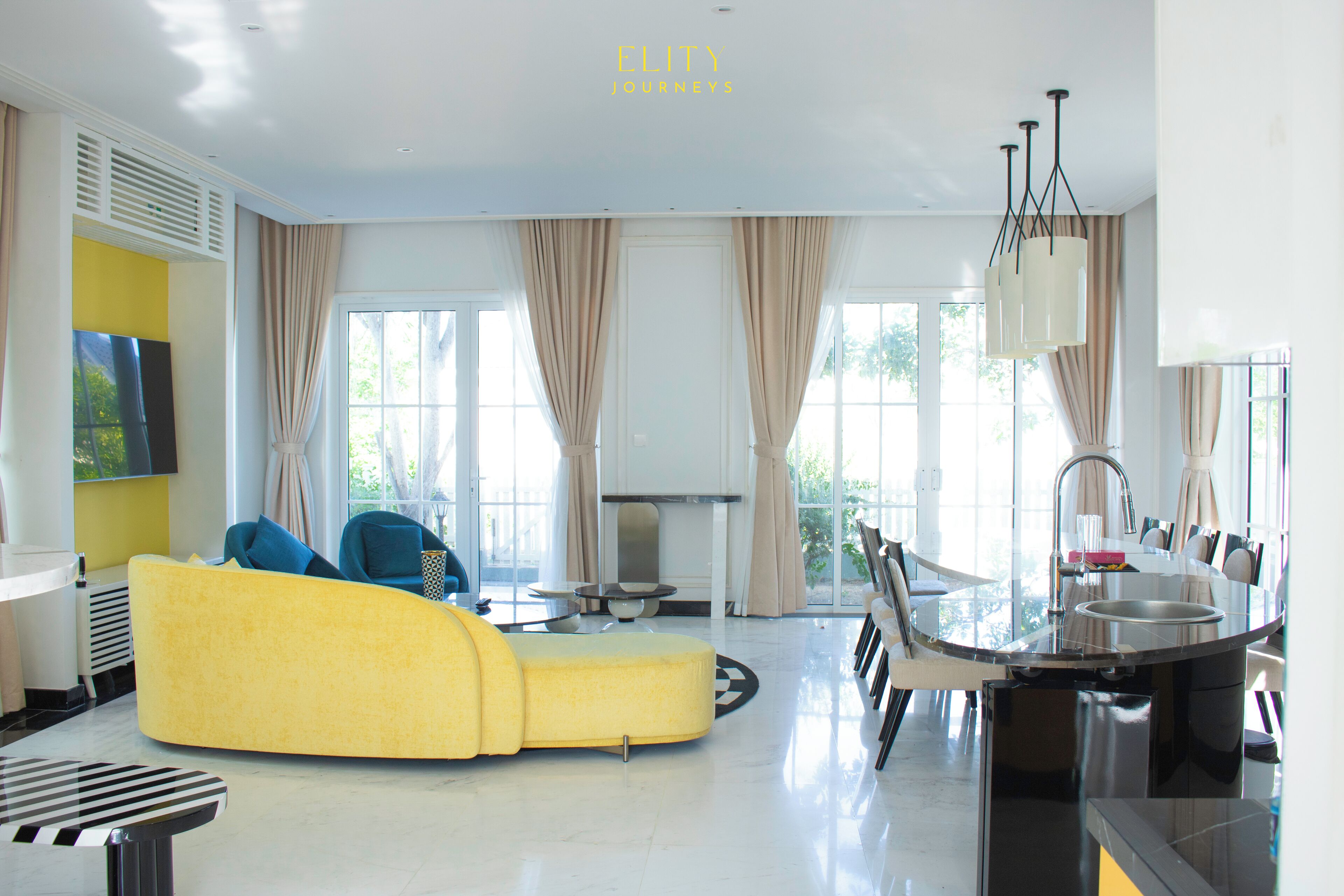 Biệt thự có thiết kế đặc sắc, quang cảnh vườn | Khu phòng khách | TV màn hình phẳng 