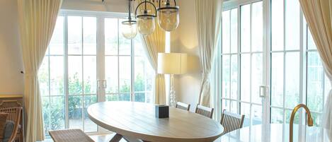 Japanese-style Villa, Garden View | In-room dining