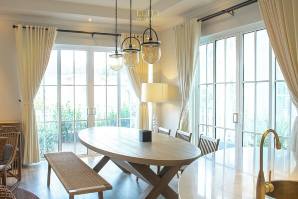 Stórt einbýlishús í japönskum stíl - útsýni yfir garð | Borðhald á herbergi eingöngu