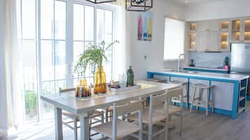 Vila Elite, pemandangan kebun | Dapur pribadi | Lemari es besar, oven, penanak nasi, dan peralatan masak/sendok-piring