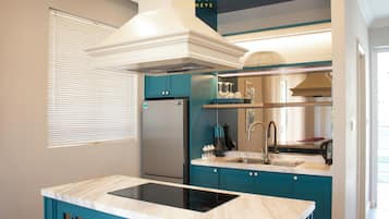 Villa Premium, vue jardin | Cuisine privée | Grand réfrigérateur, four, cuiseur de riz