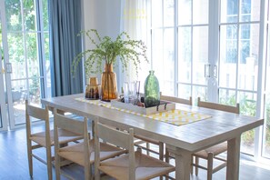 Elite Villa, Garden View | In-room dining