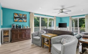 Smart-TV, DVD-Player, Bücher, Stereoanlage