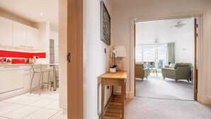 Un apartamento moderno con cocina, comedor y sala de estar.