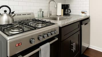 Fridge, oven, stovetop, coffee/tea maker