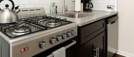 Frigorífico, horno, placa de cocina y lavavajillas