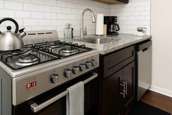 Fridge, oven, stovetop, dishwasher