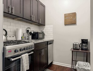 Frigorífico, horno, placa de cocina y lavavajillas