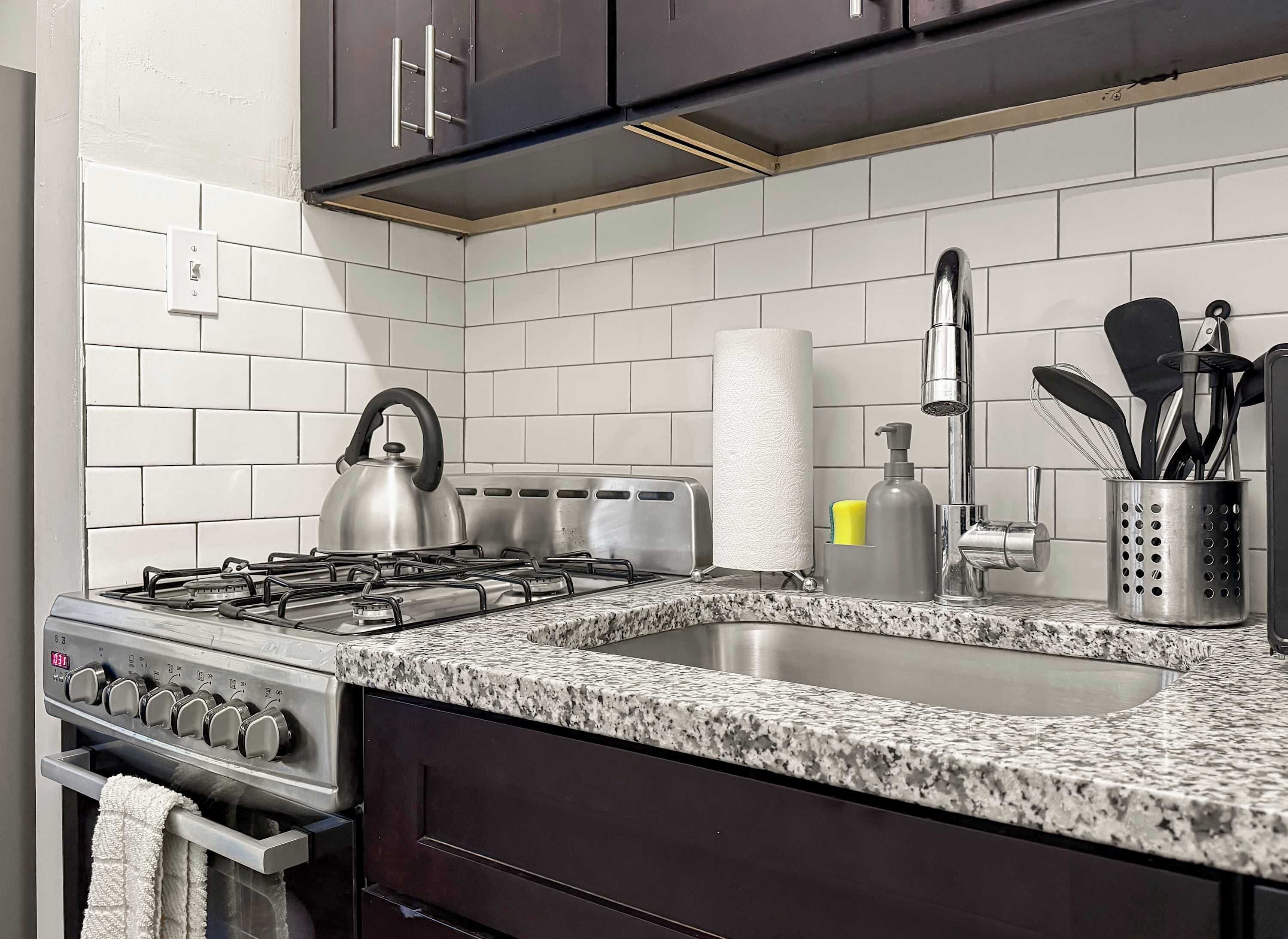 Jääkaappi, uuni, liesi, astianpesukone