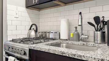 Jääkaappi, uuni, liesi, astianpesukone