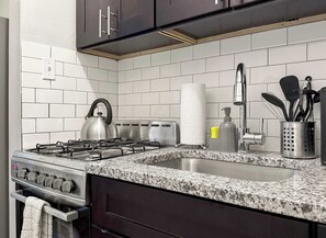 Fridge, oven, stovetop, dishwasher - Sunlit Studio with City Charm (Chicago)