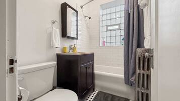 Douche, sĂšche-cheveux, serviettes fournies