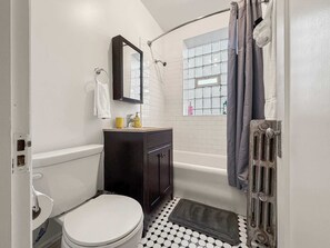 Shower, hair dryer, towels - Sunlit Studio with City Charm (Chicago)