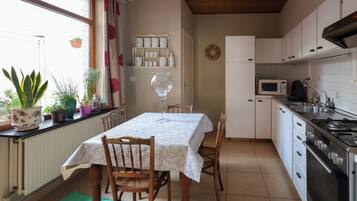 Een microgolfoven, een oven, een kookplaat