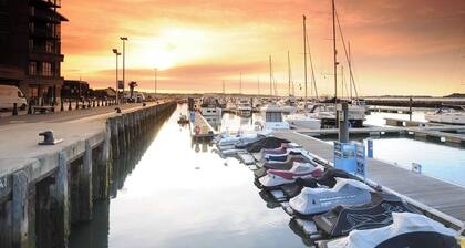 Little Sea - Moments from Waterfront Restaurants