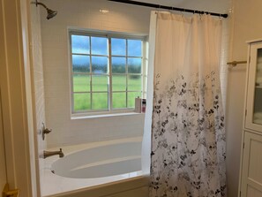 Shower, hair dryer, towels - Cozy Avon Country Escape (Deary)