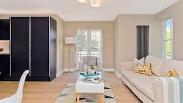 Apartment, Blick auf den Innenhof | Wohnbereich