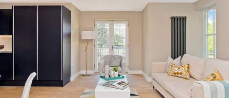 Apartment, Courtyard View | Living area