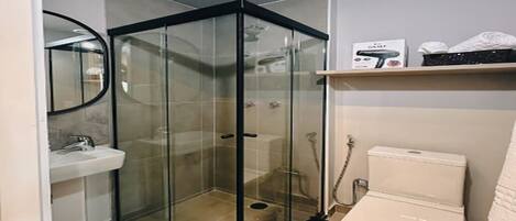 Sèche-cheveux, savon, papier toilette